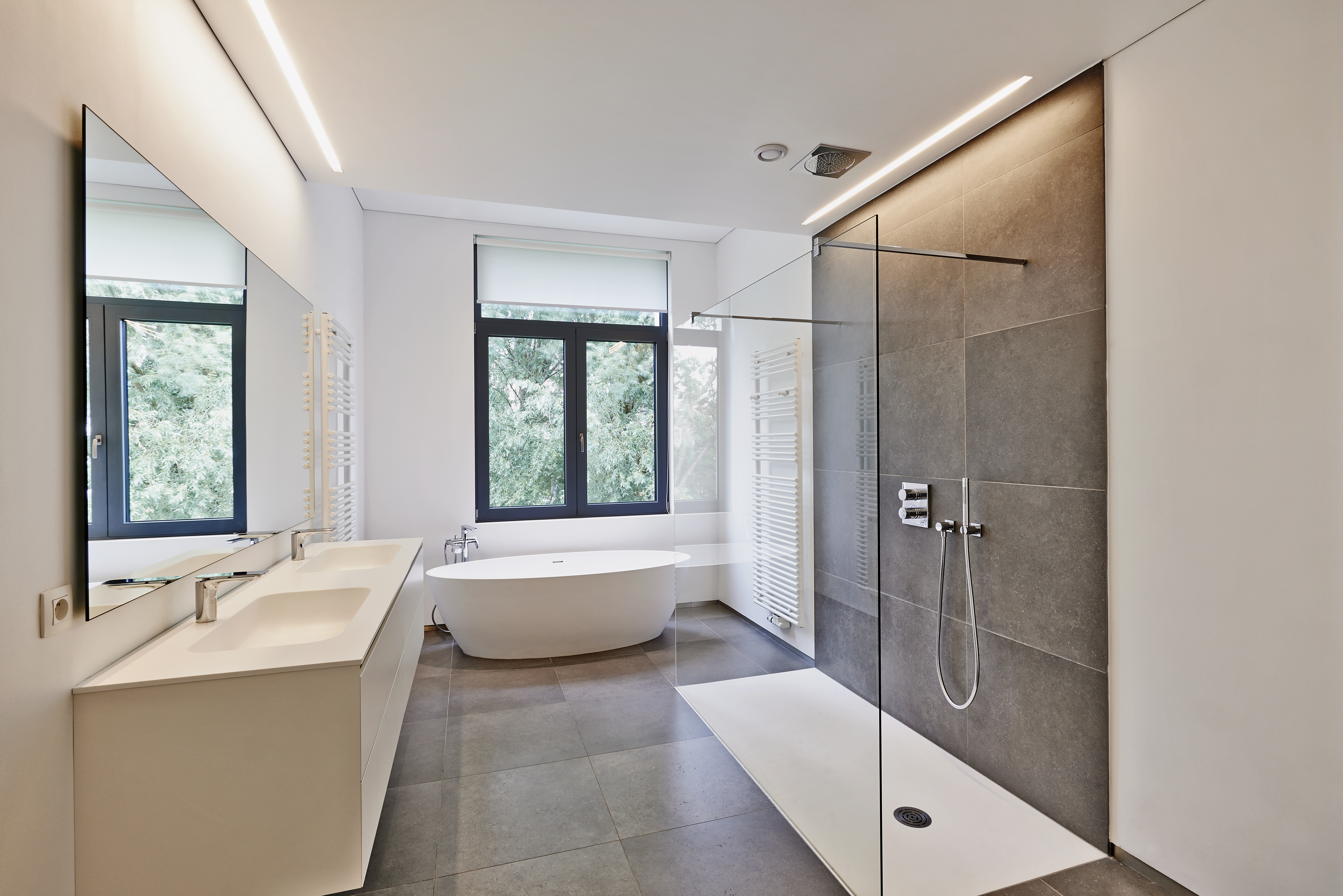 Renovación integral de cocina de concepto abierto y baño moderno con plato de ducha en León por Óptima Infraestructuras.